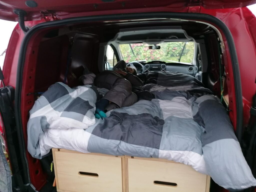 Personne dort dans un van aménagé