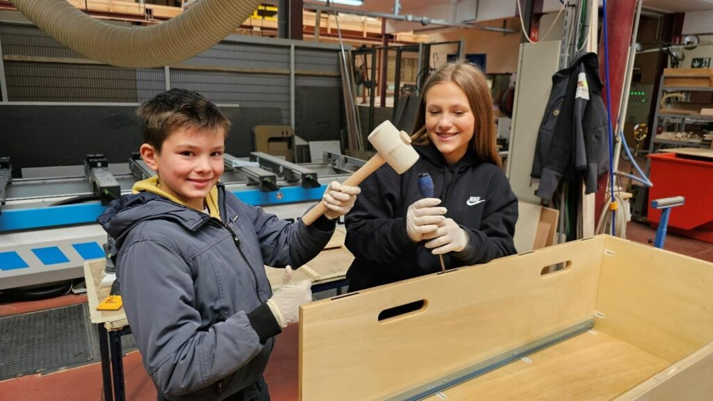 Enfants en train de bricoler un van aménagé