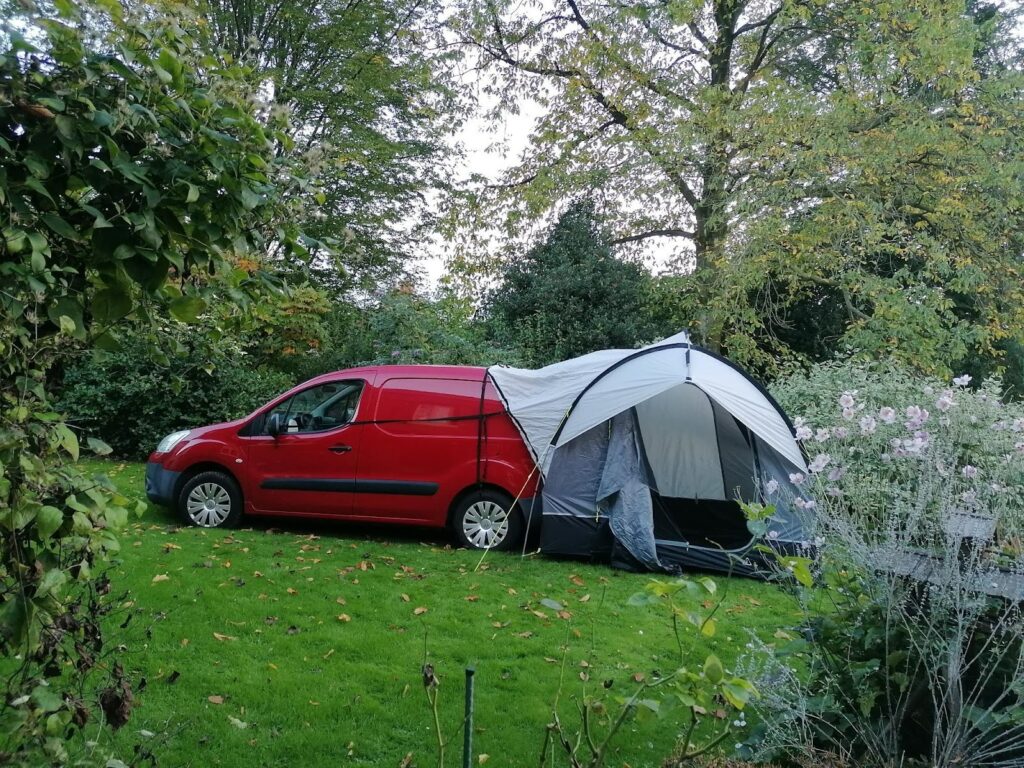 Van aménagé avec tente