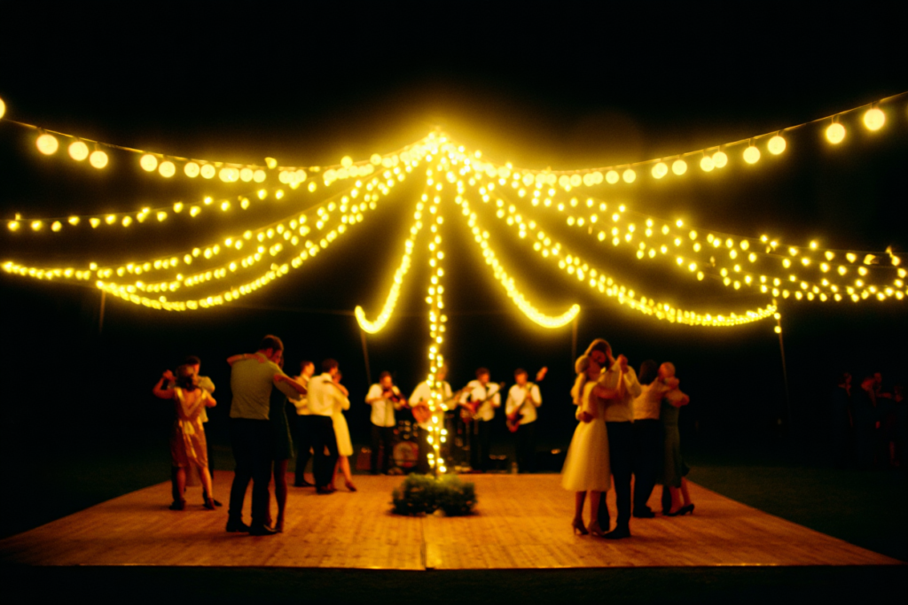 Bal nocturne sous les guirlandes
